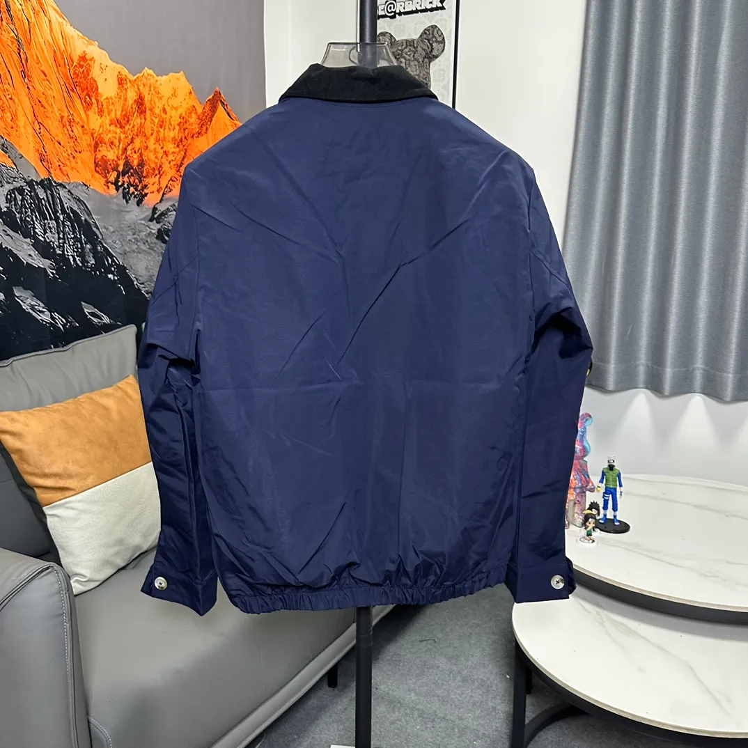 P330 (original replica) The top version of Ralph Lauren second-hand jacket. This Ralph Lauren second-hand jacket has a high usage rate in autumn and winter. The corduroy collar is very American retro and the denim shirt inside is the Brokeback Mountain outfit that was very popular last year. The inner stripe plaid is a perfect combination of temperature and trend. This is also an eternal classic that both boys and girls can wear. The fabric is really different from others. The new model is not as stiff as the old model. I think it is better to wear. It is 100% pure cotton. The hardness is just right and not that stiff!! This is this year’s upgrade, but I feel it is easier to wear. The embroidery on the chest is made of German Oman embroidery fiber with original data. The embroidery process is very particular. It uses Japanese Tajima machines to ensure the embroidery is exquisite and three-dimensional, which is what I said is different from the ones on the market. About the workmanship, the version is a loose version for both boys and girls!! The coat can be worn longer and is about to go out in October during the Mid-Autumn Festival. Retro will never go out of style. Color: khaki ~ black ~ navy blue size: S-XL S: bust 118, length 70, sleeve length 68, shoulder width 50 M: bust 122, length 72, sleeve length 69, shoulder width 51 L: bust 126, length 74, sleeve length 70, shoulder width 52 XL: Bust 130, length 76, sleeve length 71, shoulder width 53